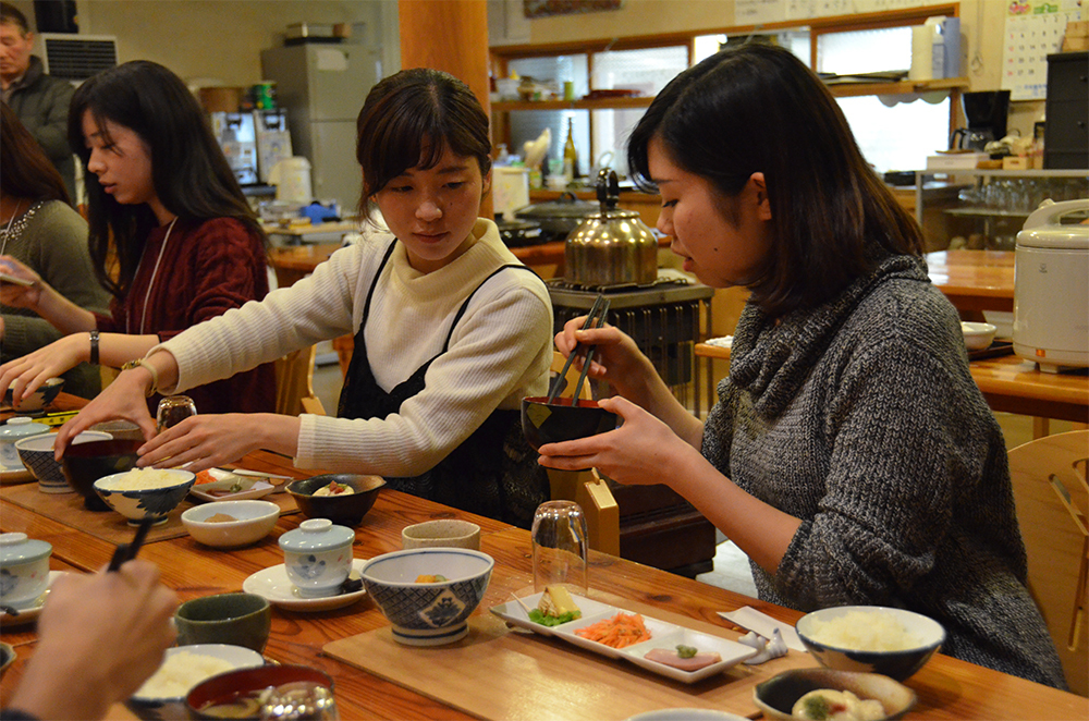 林りん館で食事をする学生