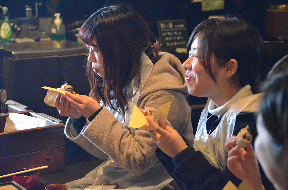 おやきを食べる学生