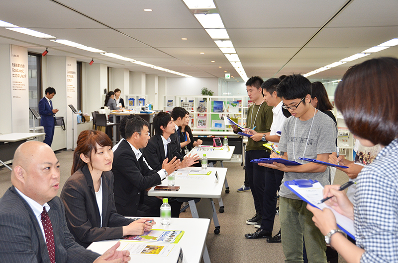 企業さんへのインタビューの様子