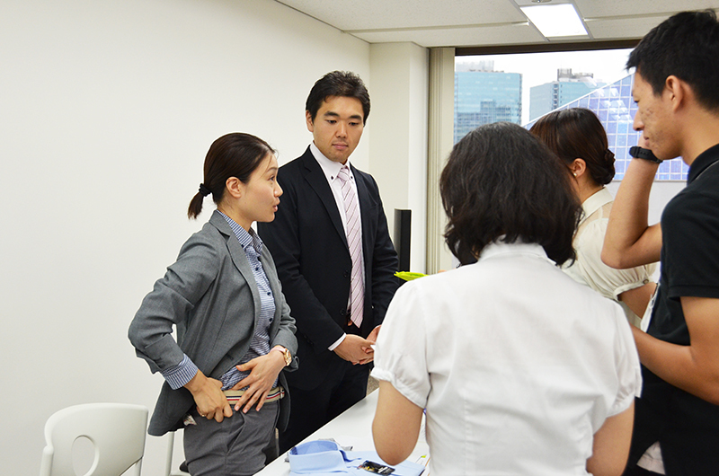 企業さんへのインタビューの様子