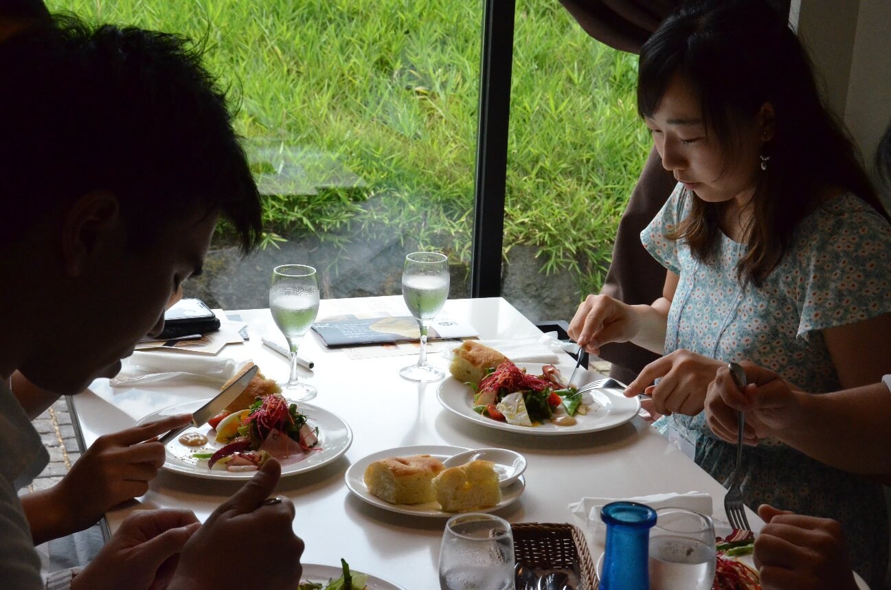 ツアー用の特別メニューを頂いてる学生達